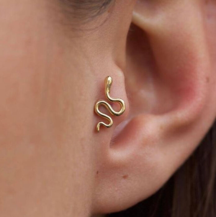 Piercing tragus en forma de serpiente