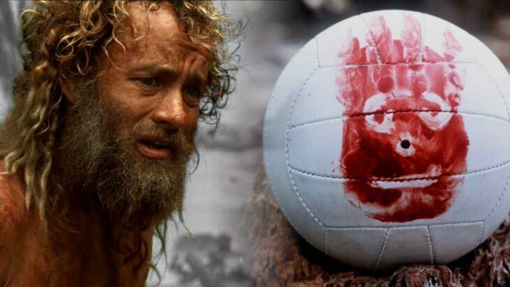 Escena de la película Náufrago. Hombre viendo a su balón de voleibol