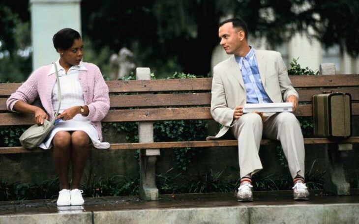 Escena de Forest Gump, en la que el protagonista está conversando con otra mujer 