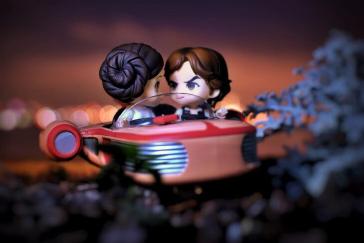 Artista toma fotografías de figuras miniatura de personajes de películas, series y videojuegos; Star Wars, Princesa Leia y Han Solo