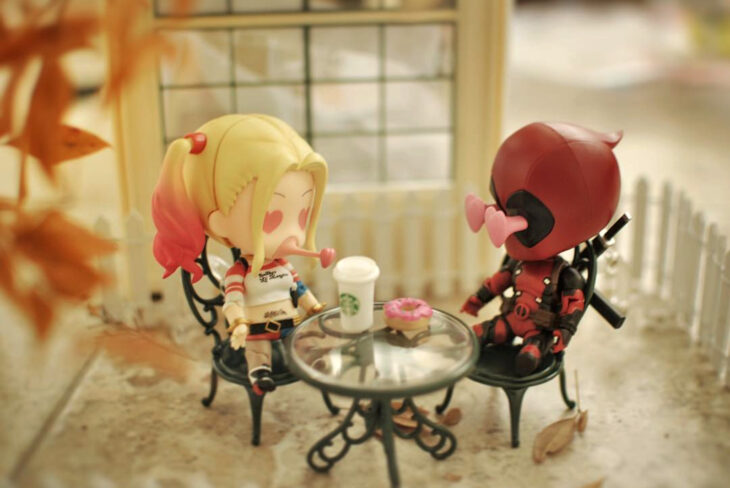 Artista toma fotografías de figuras miniatura de personajes de películas, series y videojuegos; Harley Quinn y Deadpool, DC