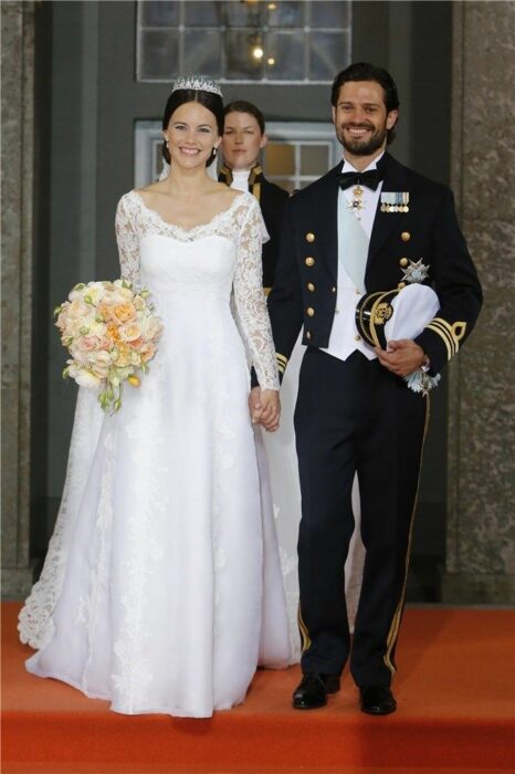 Sofia Cristina de Suecia el día de su boda luciendo un vestido blanco de encaje con un ramo de novia con flores blancas