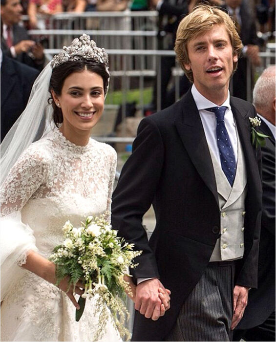 Alessandra de Hannover el día de su boda luciendo un vestido blanco de encaje con un ramo de novia con flores blancas