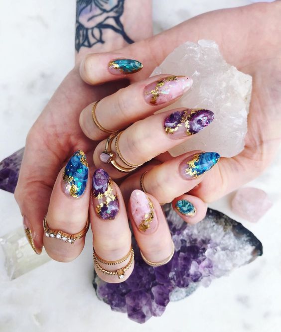 Manicura inspirada en cuarzos