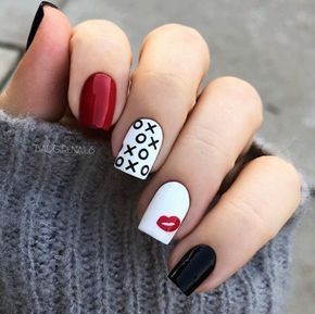 Manicura en colores blanco, negro y rojo con demorado de labios