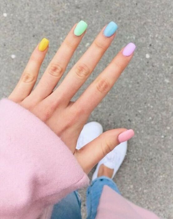 Manicura en colores pastel representando el arcoíris