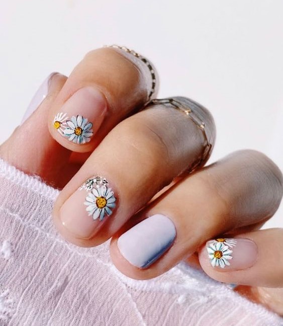 Manicura con margaritas de stickers