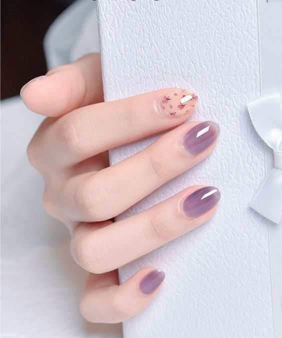 Manicura en tonos lilas con efecto traslúcido
