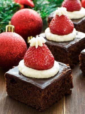 Brownies de chocolate con gorritos de fresa