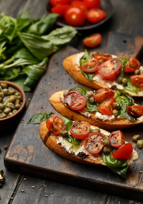 Montaditos de queso con pesto y tomate