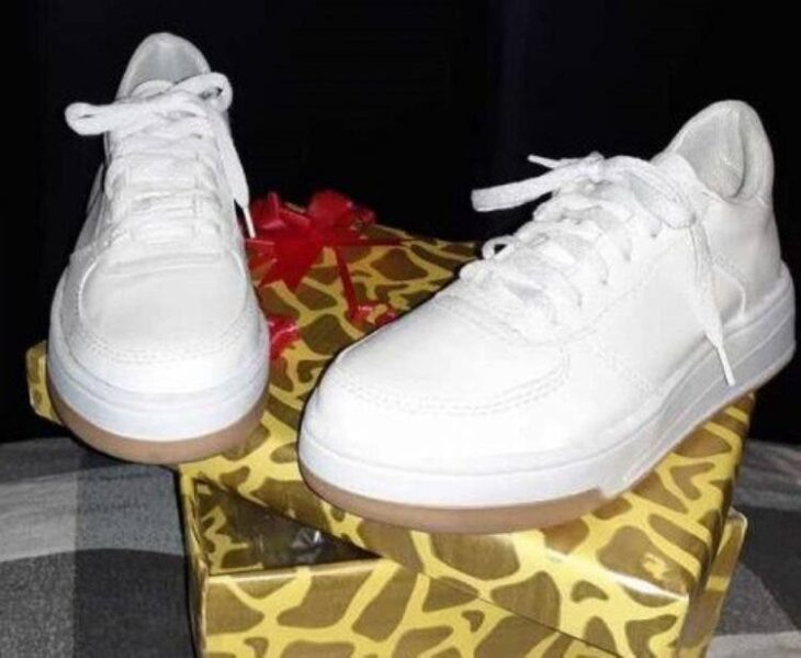Caja de regalo con un par de tenis blancos encima
