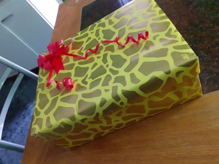Caja de regalo con un moño rojo