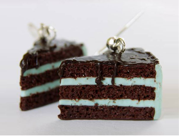 Pequeños aretes en forma de rebanada de pastel