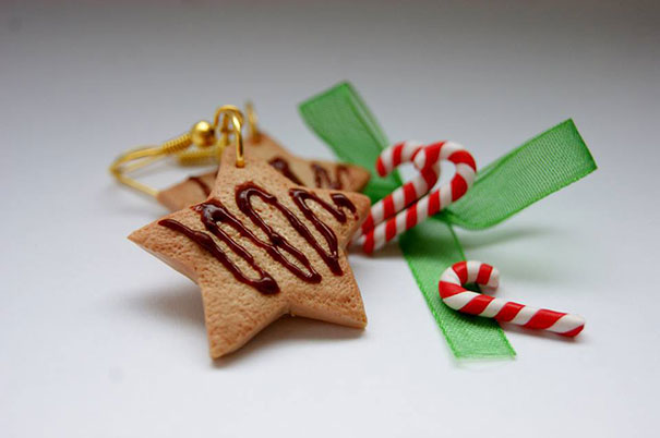 Pequeños aretes en forma de galletas de estrella