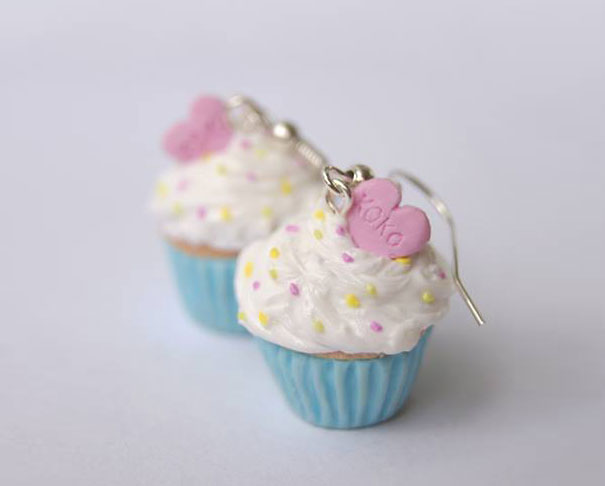 Pequeños aretes en forma de cupcakes con crema y chispas