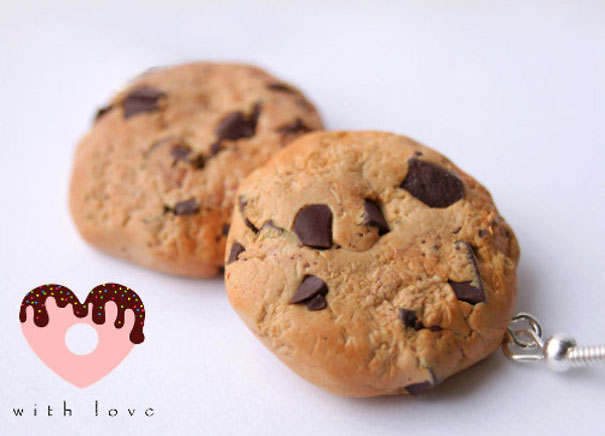 Pequeños aretes en forma de galleta con chispas de chocolate