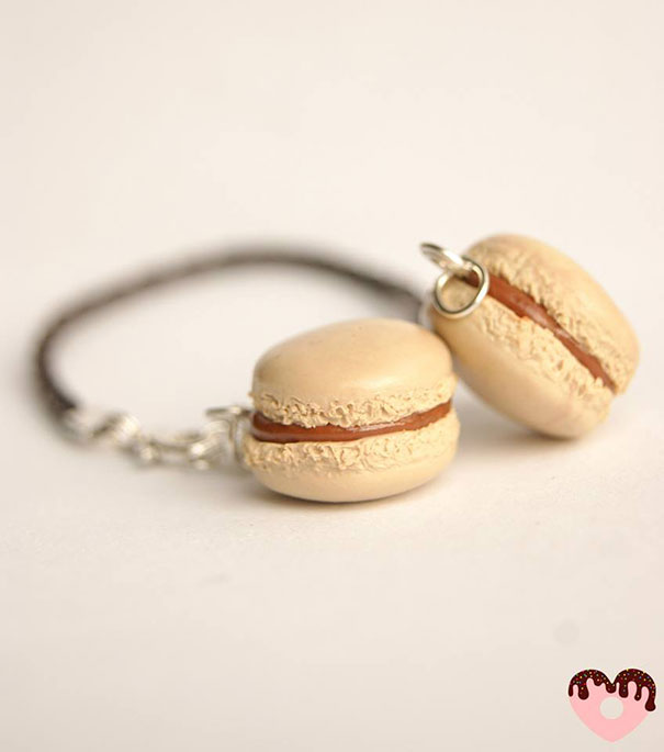 Pequeños aretes en forma de macarons