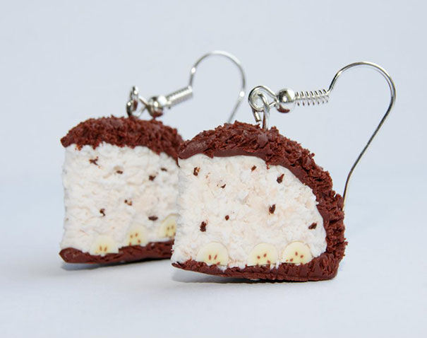 Pequeños aretes en forma de rebanada de pastel con crema