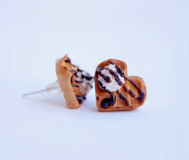 Pequeños aretes en forma de wafles con helado y chocolate líquido