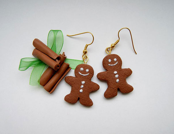 Pequeños aretes en forma de galletas de jengibre