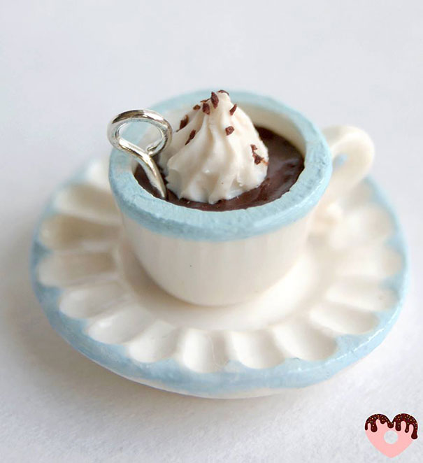 Pequeños aretes en forma de taza con chocolate y crema