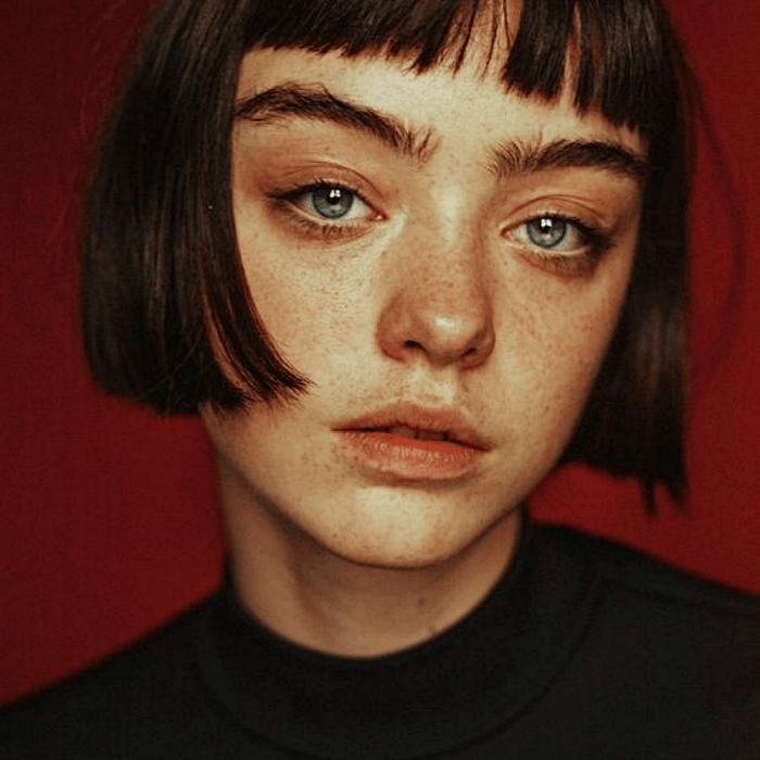 chica de ojos verdes usando maquillaje natural con pecas