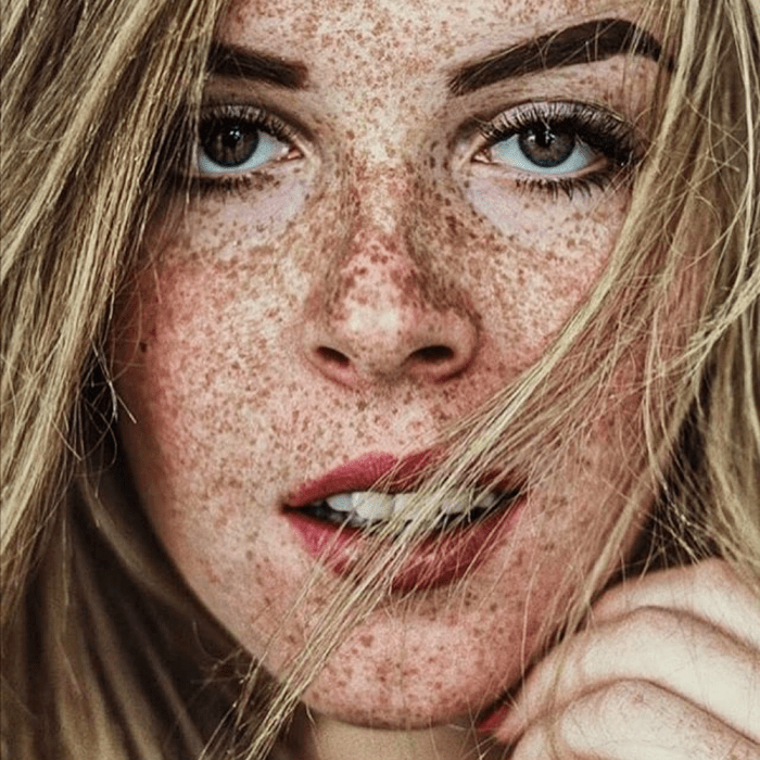chica con pecas naturales sin maquillaje