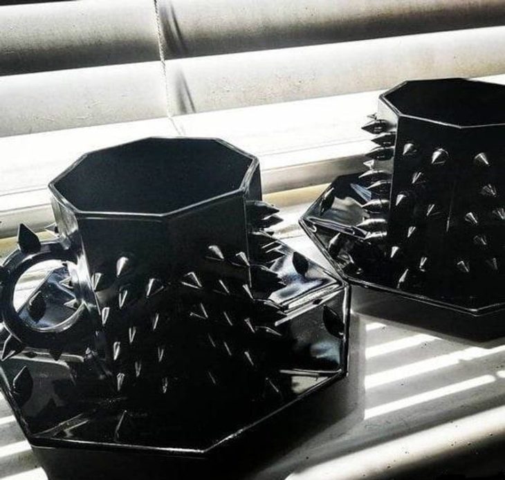Taza de cerámica con bordes puntiagudos en color negro