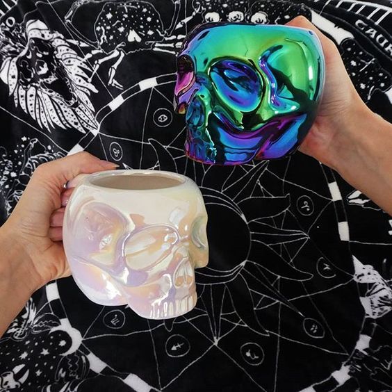 Tazas en forma de cráneo con efecto metálico