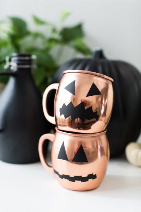 Tazas de peltre en color cobre decoradas con calabazas
