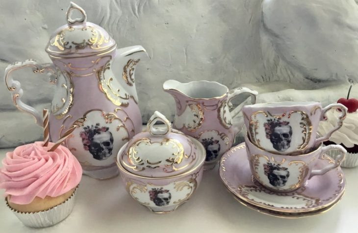 Juego de té en rosa decorado con calaveras