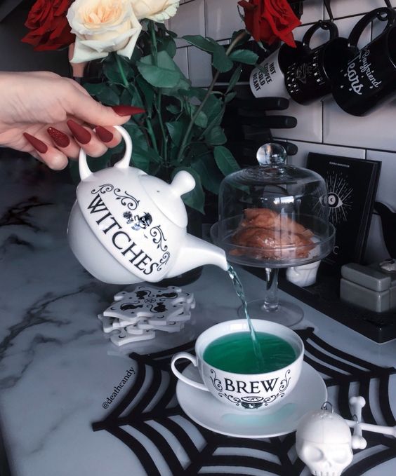 Juego de té blanco con una bebida verde