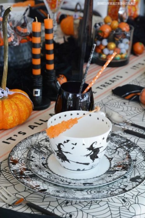 Taza blanca decorada con brujas en color negro