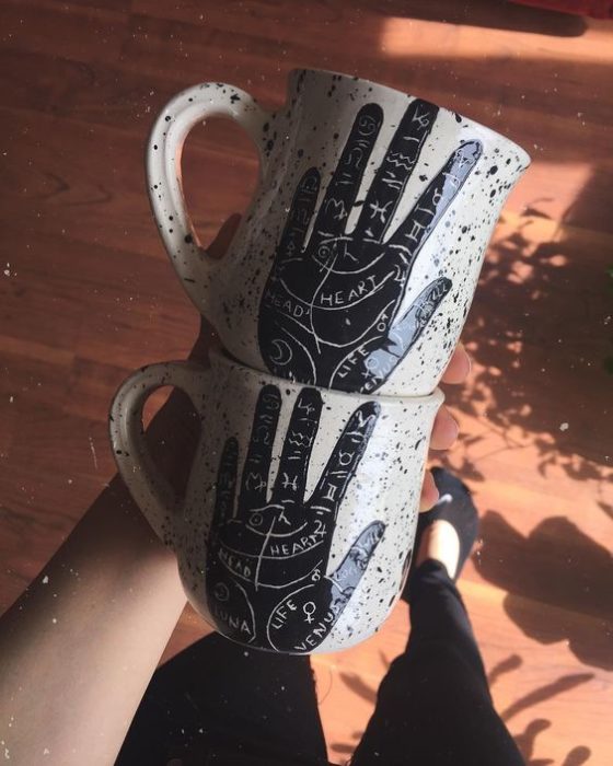 Tazas de cerámica con palmas de mano pintadas