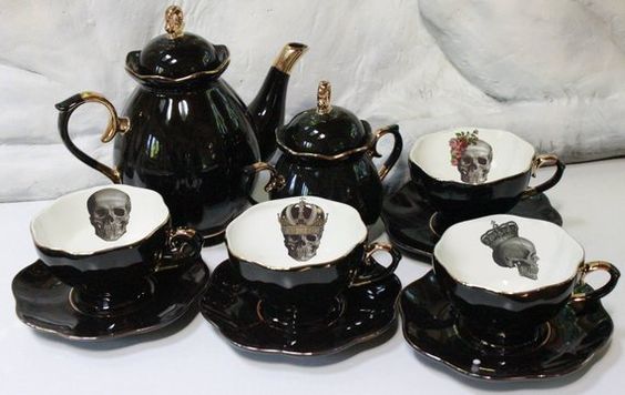 Juego de té negro decorado con calaveras