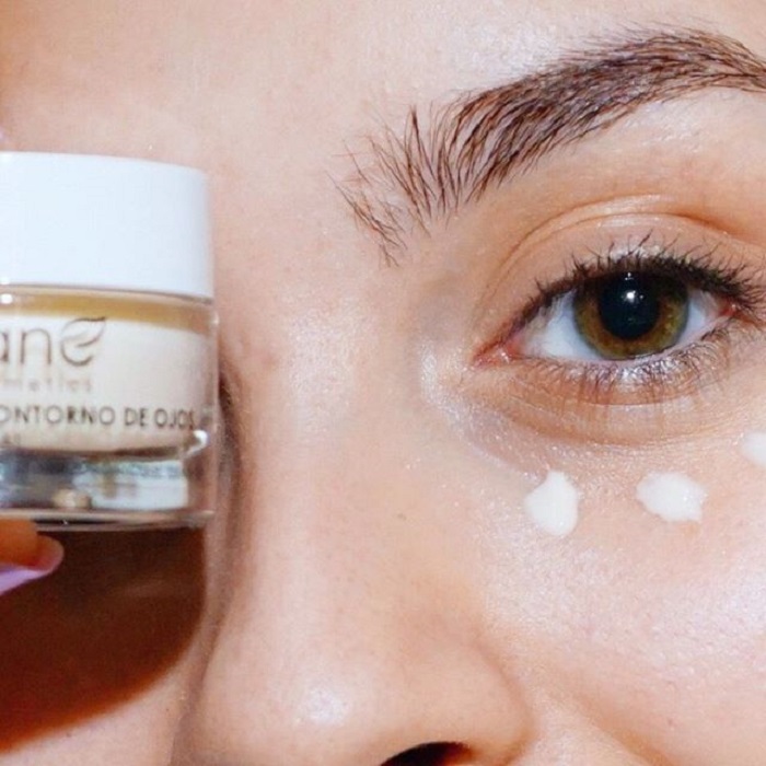 Chica con crema de contorno de ojos
