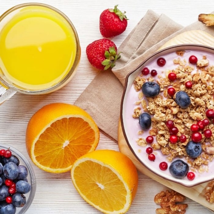 Desayuno de smoothie bowl. naranja y jugo de naranja