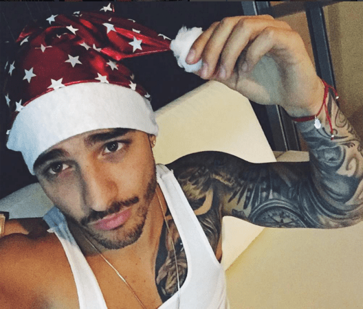 Maluma con gorro de santa claus