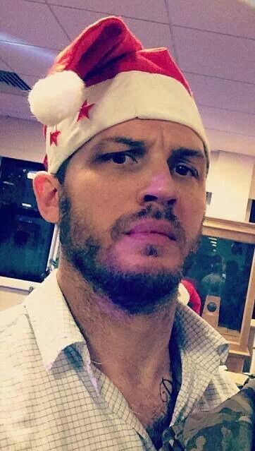 Tom Hardy con gorro de santa claus