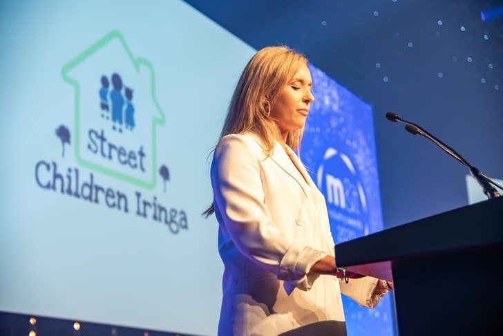 Letty McMaster presentando a su organización Street Children Iringa