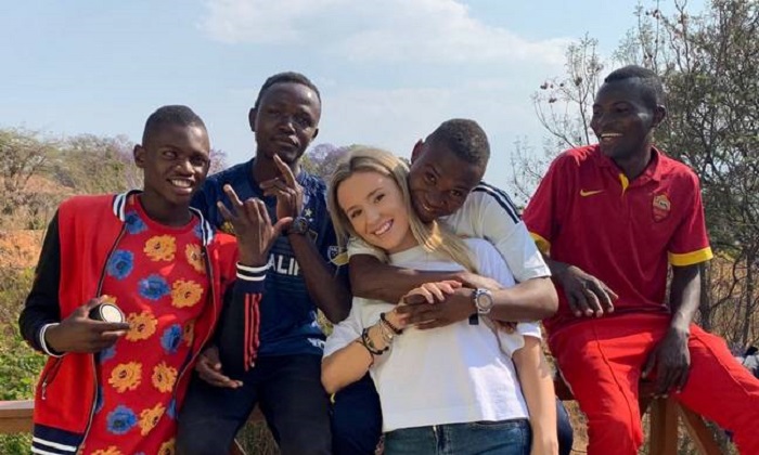 Letty con los chicos que adoptó del orfanato