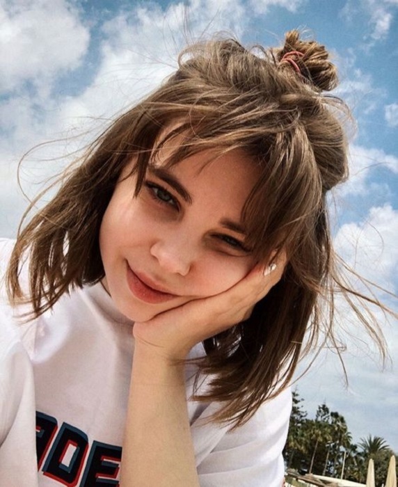 Chica con cabello corto con fleco y moñito