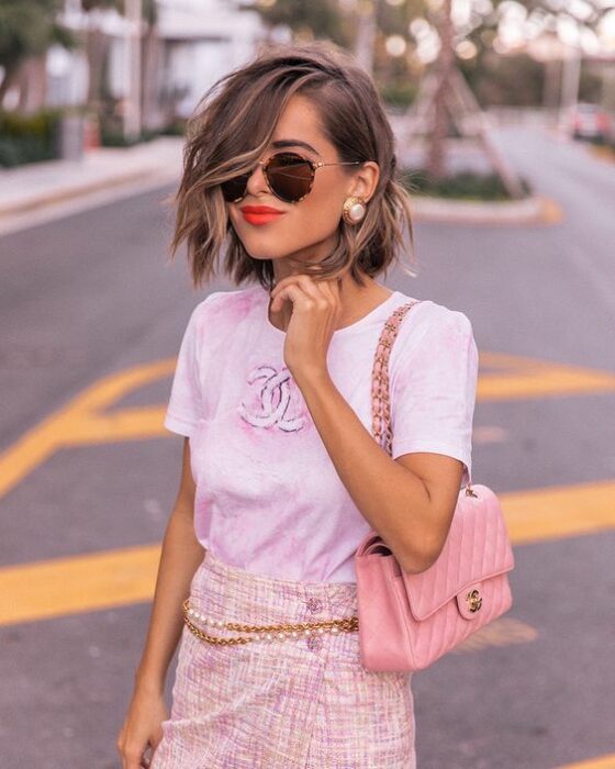 Chica con cabello corto con balayage