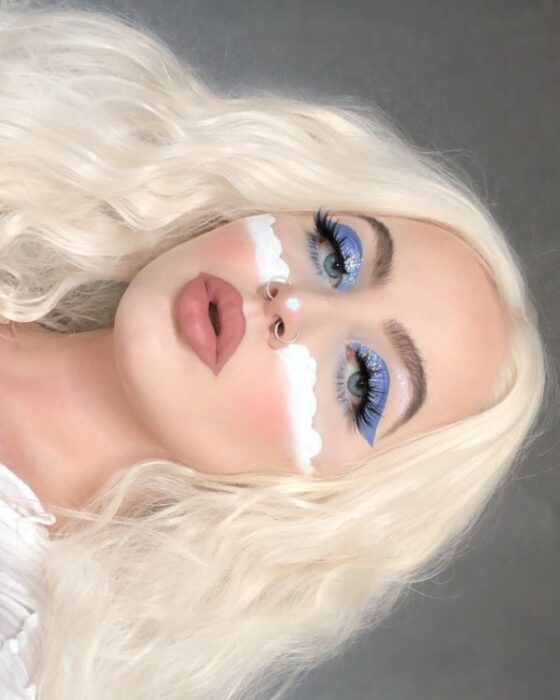 Maquillaje creativo con colores azul y blanco