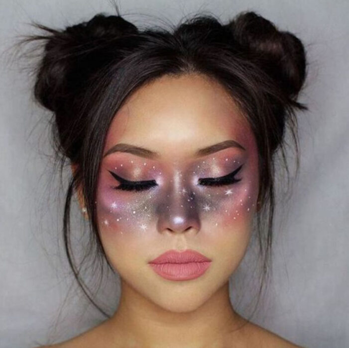 Maquillaje creativo con colores morados y rosas