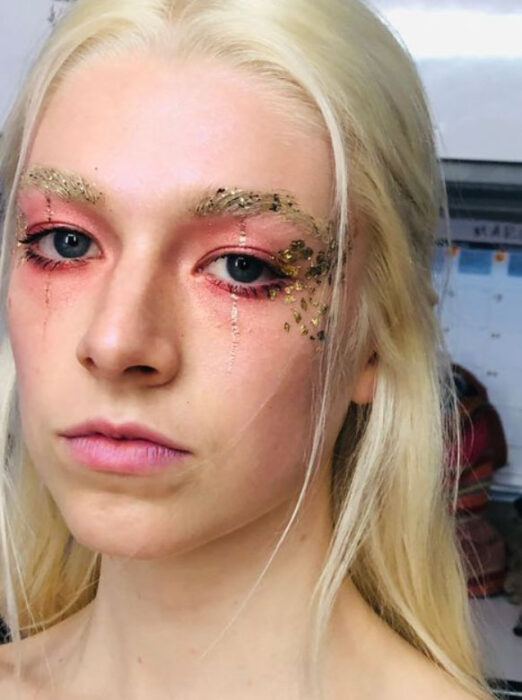 Maquillaje creativo con tonalidades rosadas y doradas
