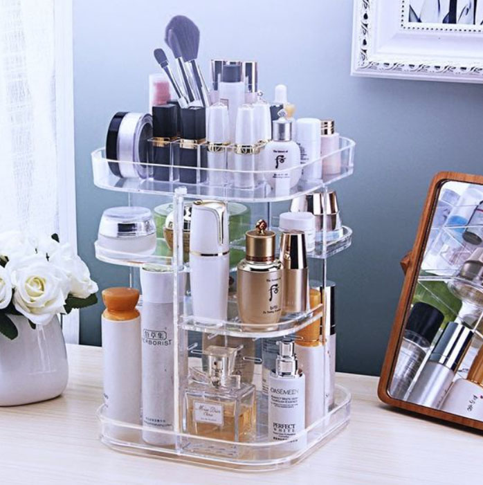Organización de maquillaje y skin care en plástico acrílico con diferentes niveles
