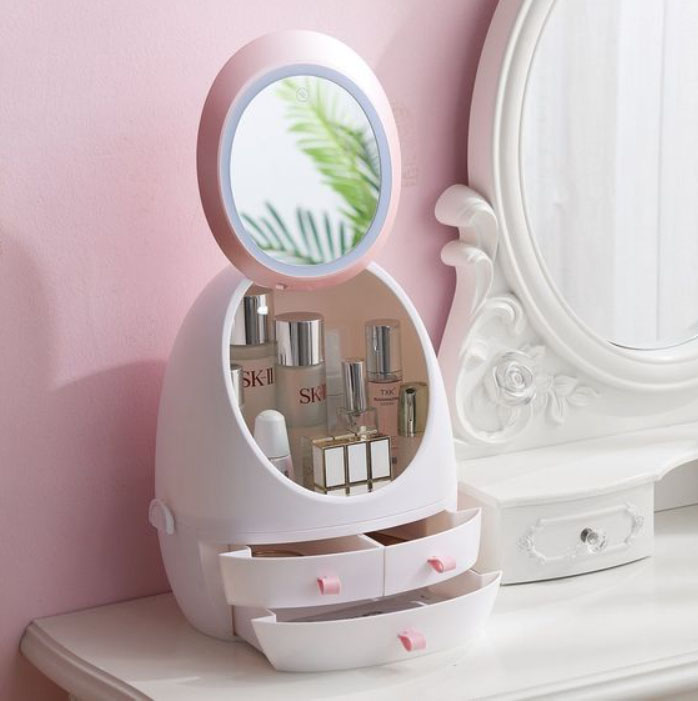 Organización de maquillaje y skin care en contenedor con puerta y cajones