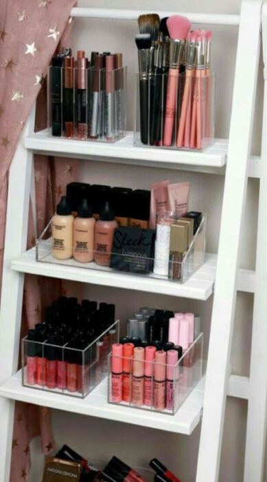 Organización de maquillaje y skin care en repisas