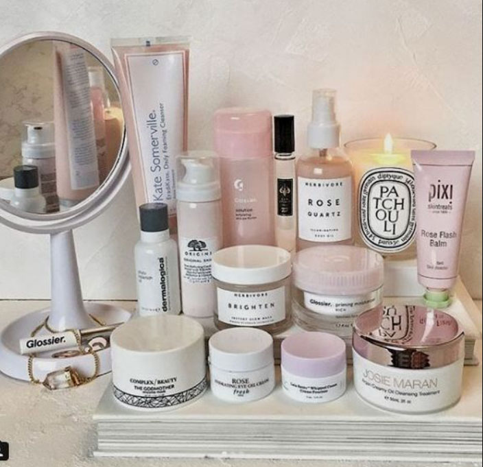 Organización de maquillaje y skin care colocados en una tablita de piedra tipo mármol